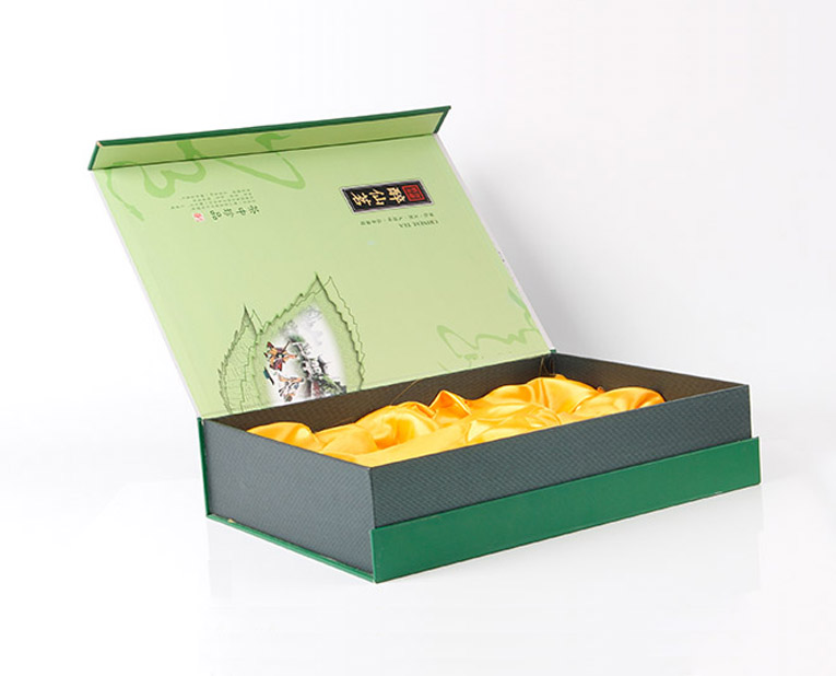 色丁布內襯的綠茶包裝盒